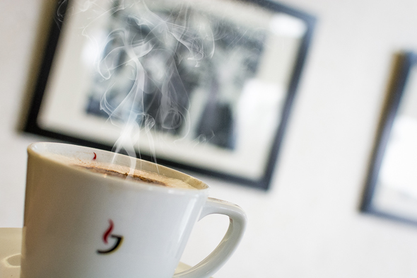 Reinster Genuss mit frischem Kaffee beim Frühstück