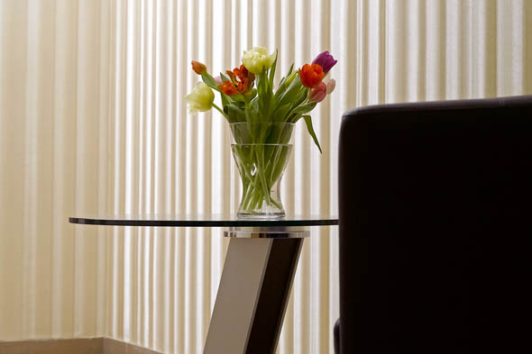 Blumengruß am Tisch in der Lobby des Hotel Drei Raben